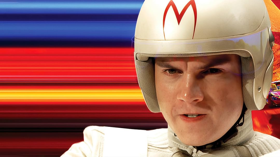 Speed Racer (Emile Hirsch) de capacete, com listras coloridas de velocidade ao fundo