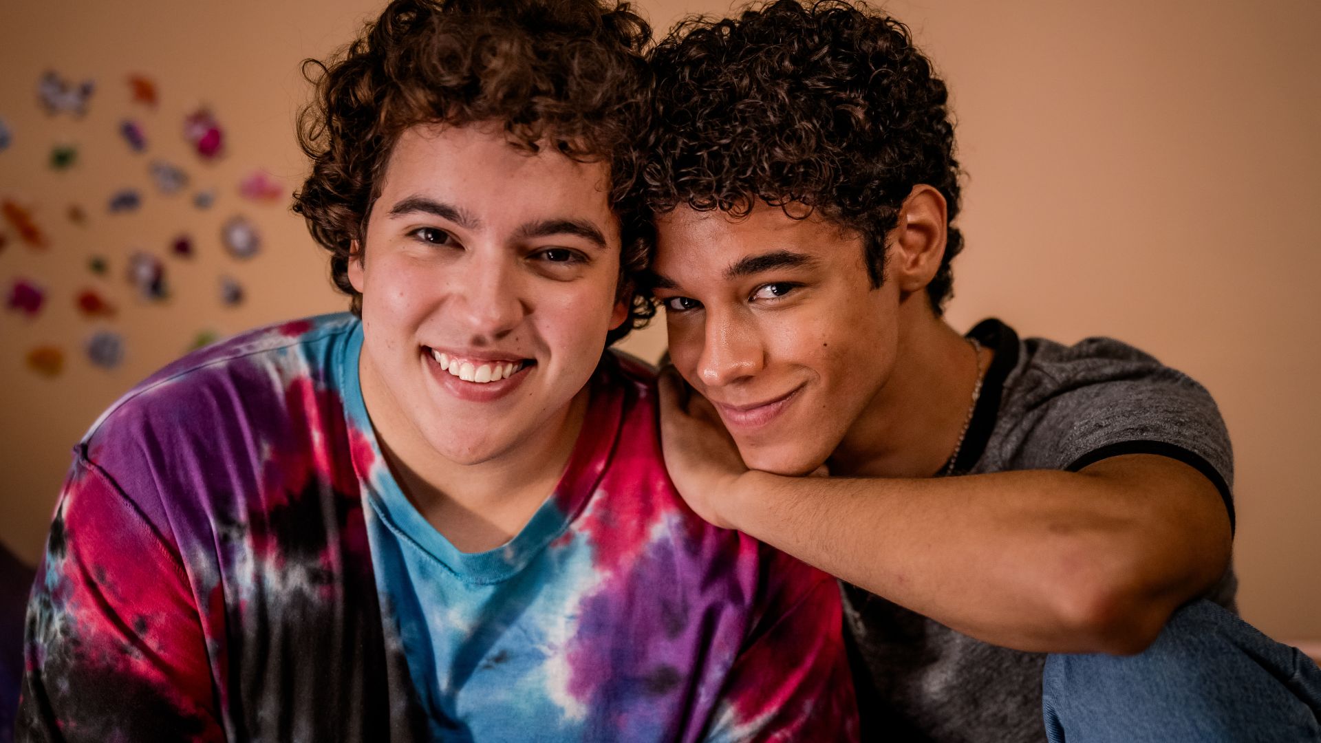 Felipe (Miguel Lallo) e Caio (Diego Lira) sorrindo abraçados em cena de Quinze Dias, demonstrando a proximidade e o afeto entre os personagens.