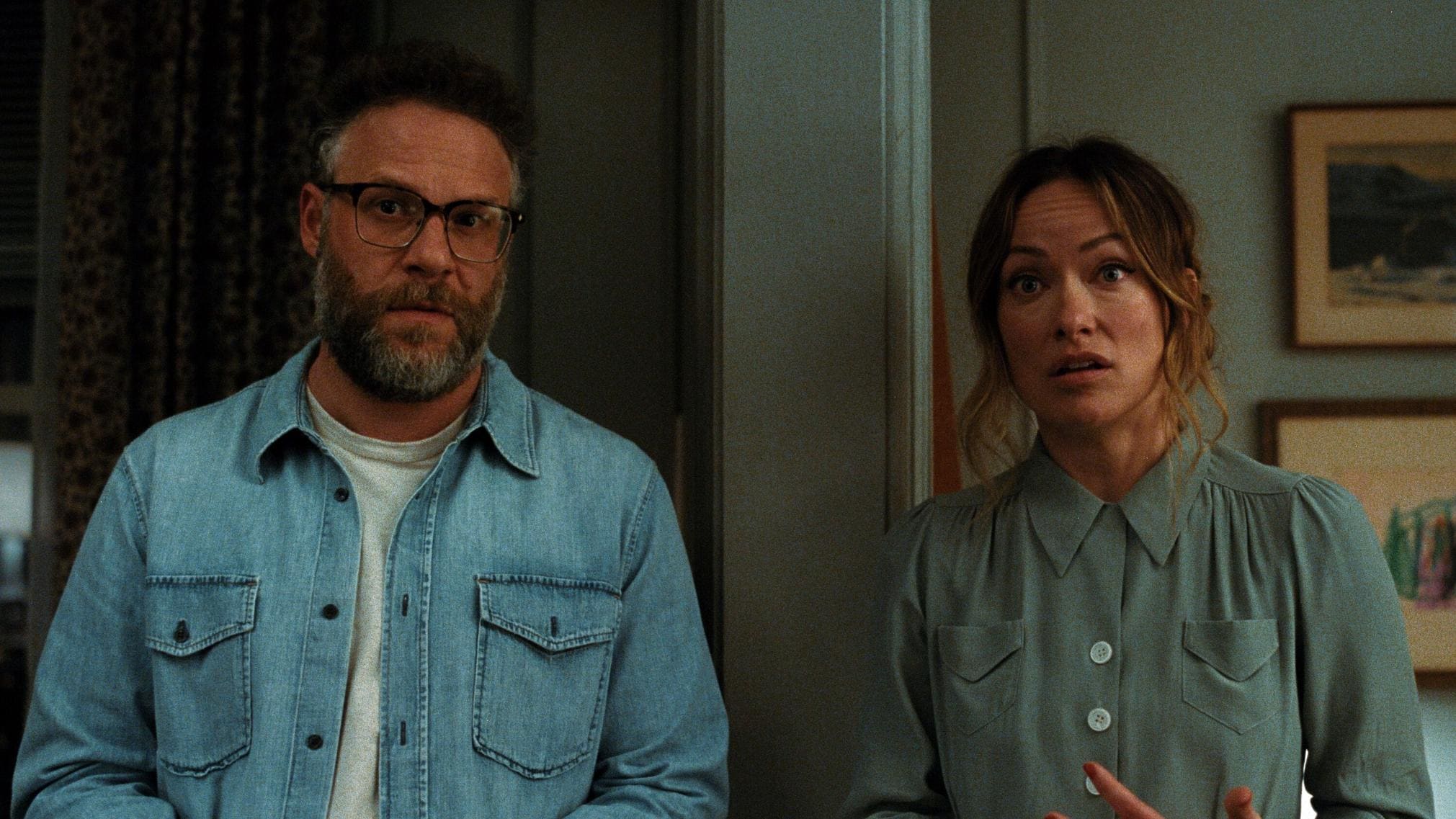 Joe (Seth Rogen) e Angela (Olivia Wilde) diante de uma situação inesperada no filme O Convite.
