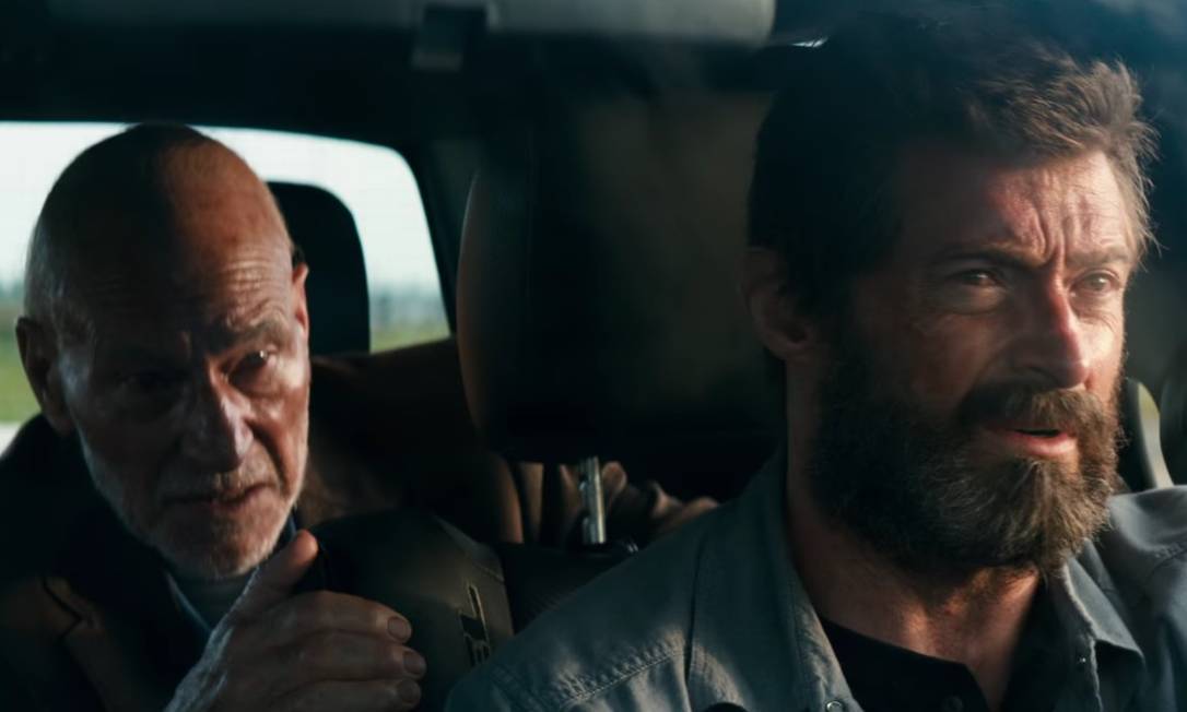 Charles Xavier (Patrick Stewart) e Logan (Hugh Jackman) dentro de um carro, em Logan (2017)