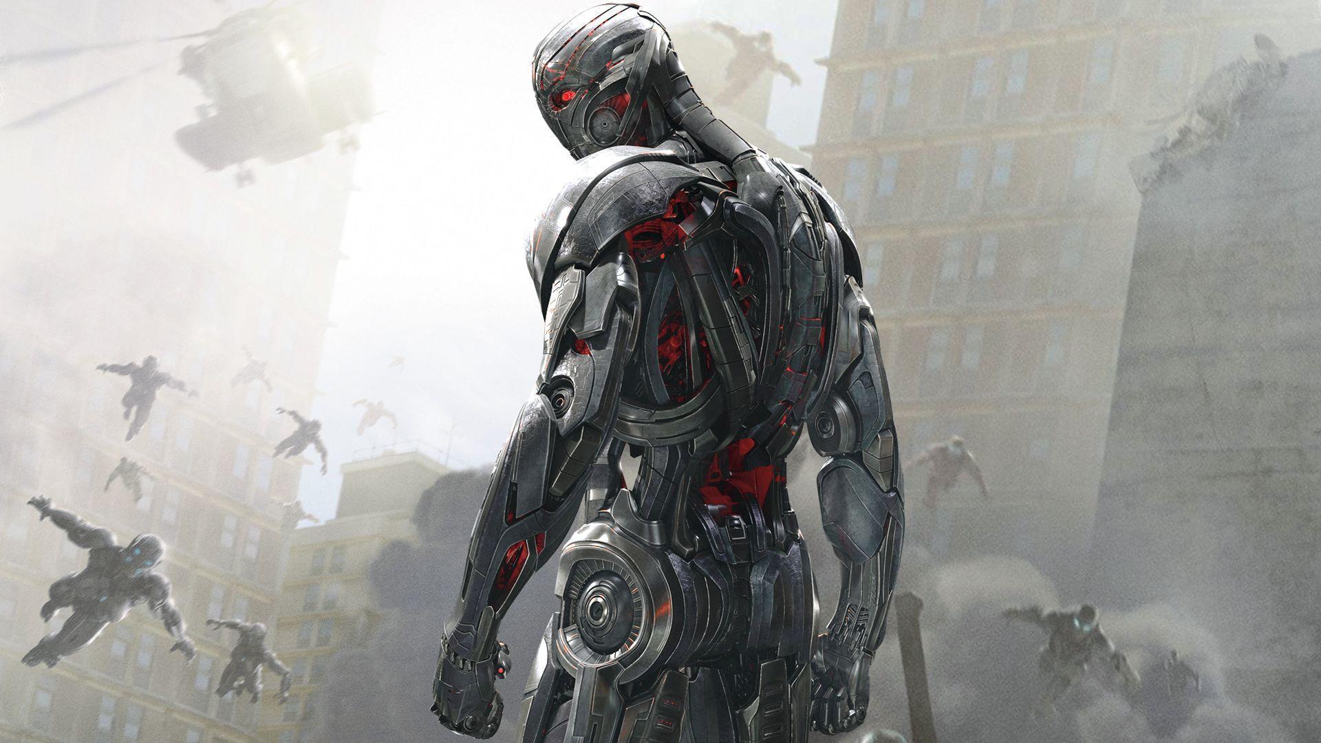 Ultron visto de costas, observando uma cidade destruída com drones voando ao fundo, em cena de Vingadores: A Era de Ultron.