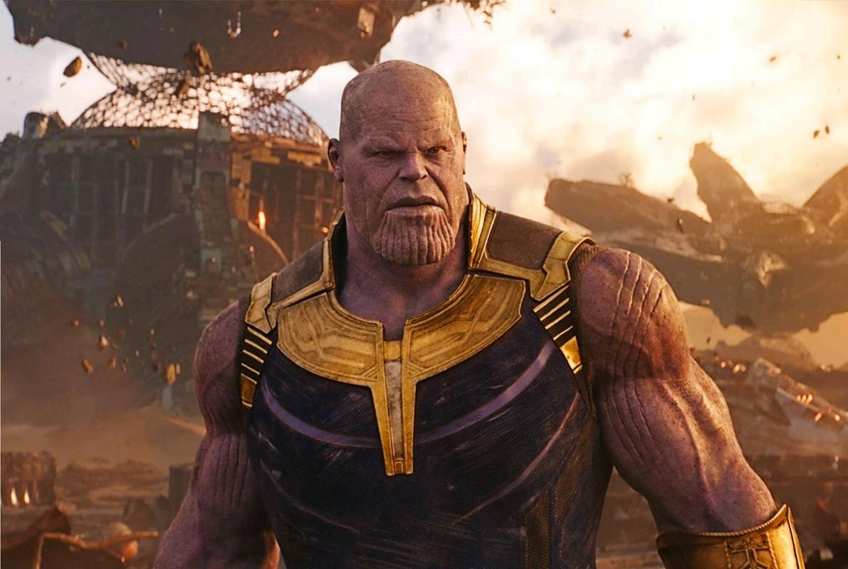 Thanos (Josh Brolin) em close, com expressão séria, em cena de batalha de Vingadores: Guerra Infinita.