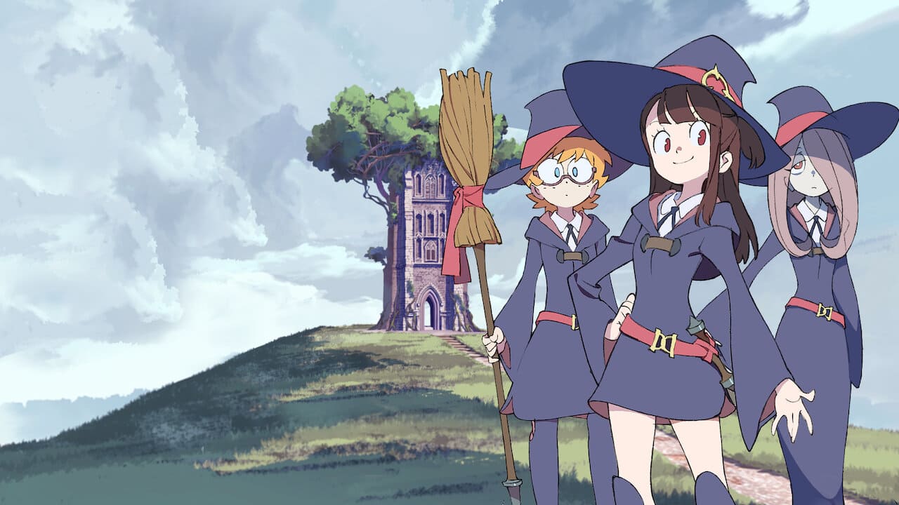 Akko Kagari (Megumi Han) ao lado de colegas de Luna Nova em cima de uma colina, com vassoura na mão.