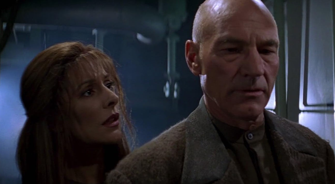 Capitão Jean-Luc Picard (Patrick Stewart), com roupas do século 21, ao lado de Beverly Crusher (Gates McFadden), em Jornada nas Estrelas: Primeiro Contato (1996)