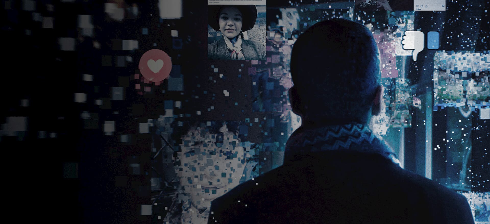 Cena do documentário Privacidade Hackeada, com um homem de costas diante de uma tela digital repleta de imagens, publicações e ícones de redes sociais, incluindo símbolos de curtidas e de avaliações negativas.