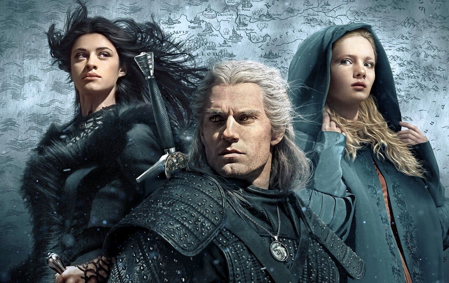 Imagem promocional da 1ª temporada de The Witcher, com Geralt de Rivia (Henry Cavill) de cabelos brancos e armadura escura em primeiro plano, acompanhado por Yennefer (Anya Chalotra), uma mulher de cabelos escuros, e Ciri (Freya Allan), uma jovem loira com capuz verde. Os três estão sobre um mapa.