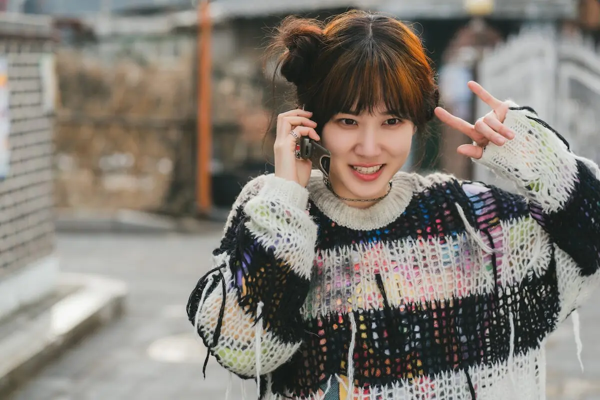 Eun Chae-ni (Park Eun-bin) falando no celular em Os SUPERtontos (2026).