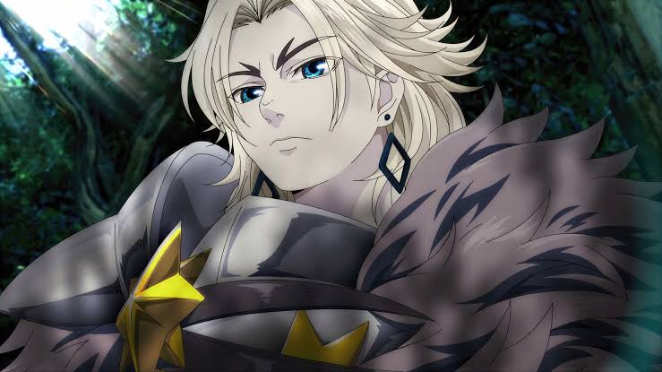 Elymas Edvaughn em close, com expressão séria, vestindo armadura e capa, em cena de The Exiled Heavy Knight Knows How to Game the System